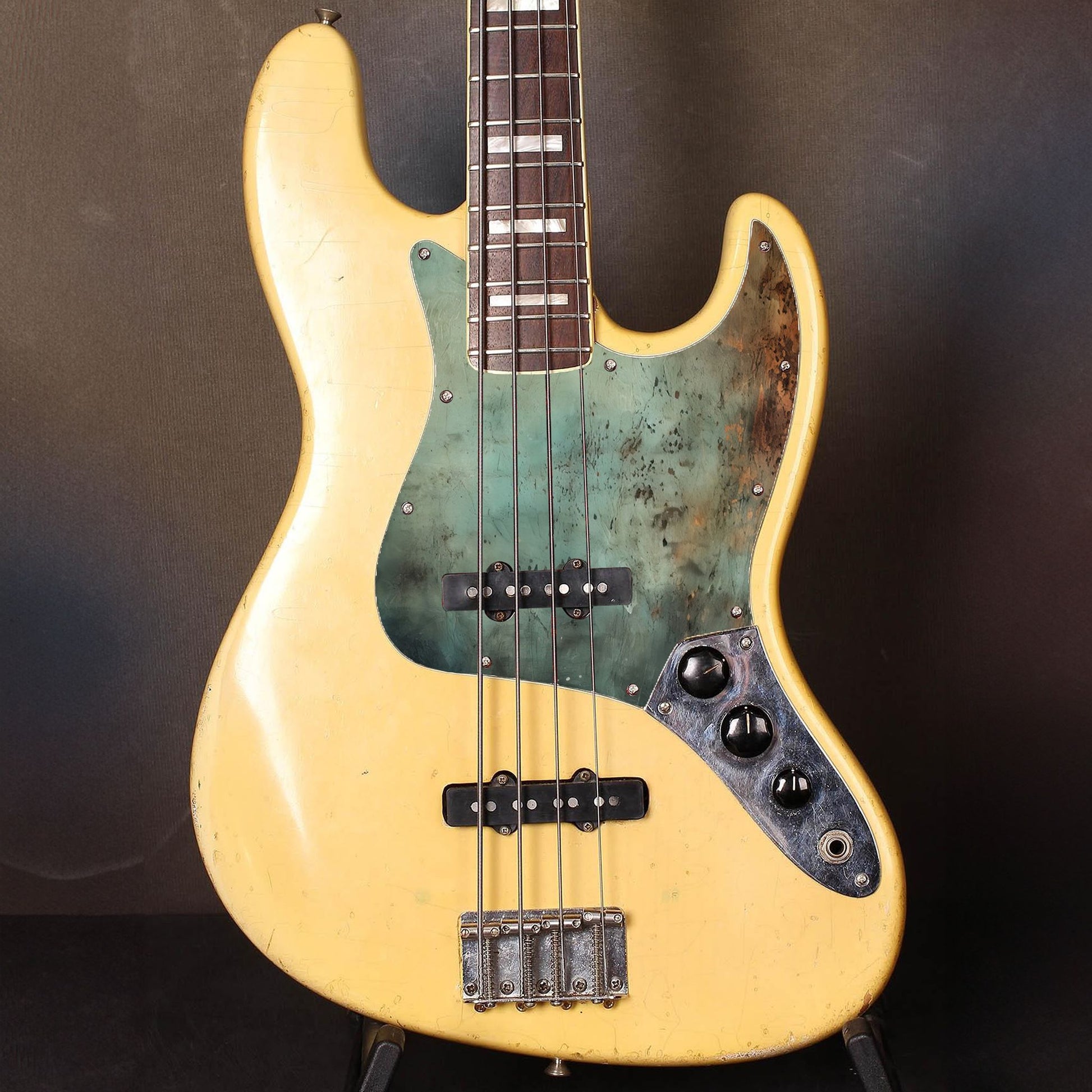 Egyedi Fender Jazz Bass gitár koptató patinás réz textúrával, oxidált zöldes árnyalatokkal és rusztikus rozsdafoltokkal