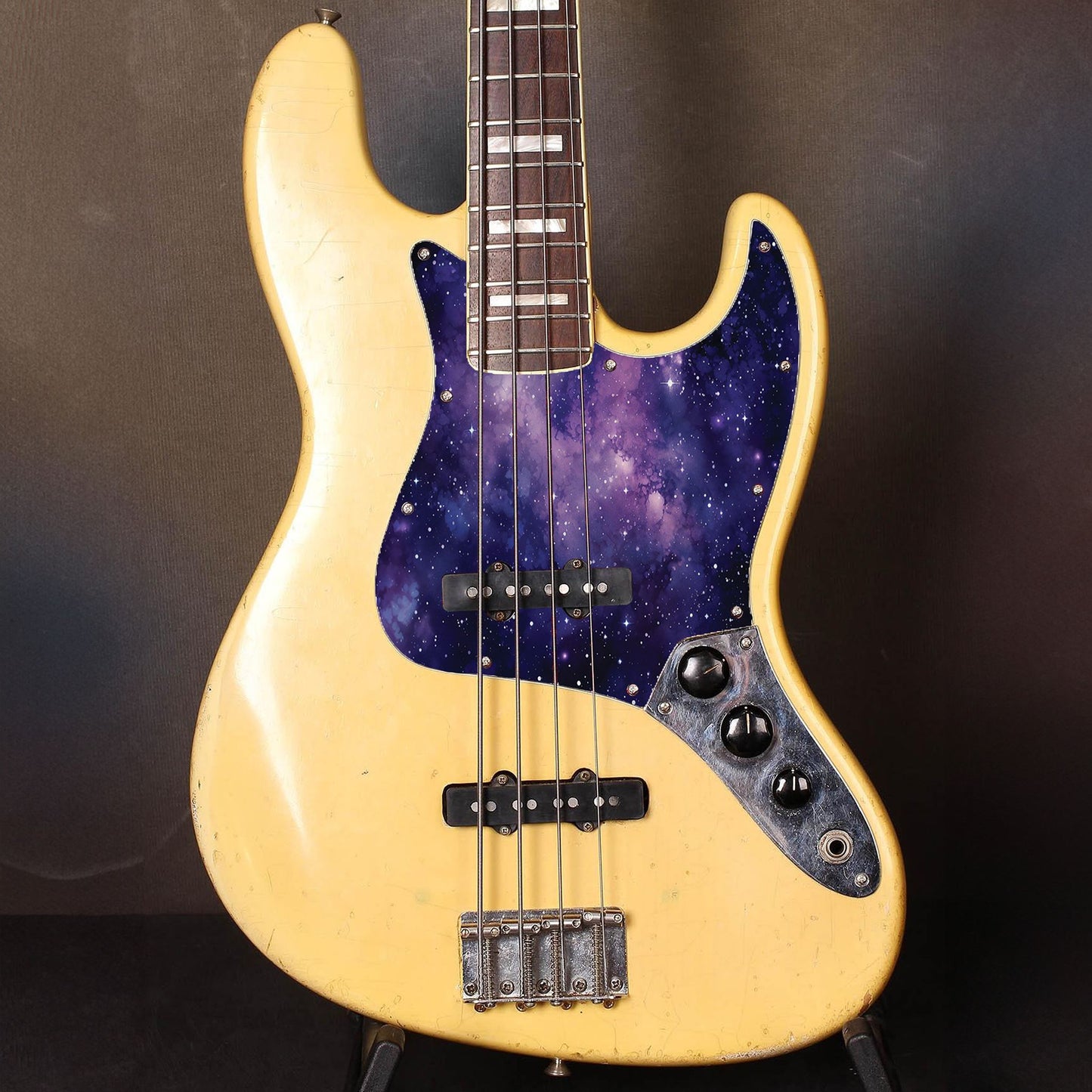Fender Jazz Bass gitárkoptató galaxis mintával, egyedi design basszus gitárokhoz, prémium minőségű és tartós kivitelezésben.