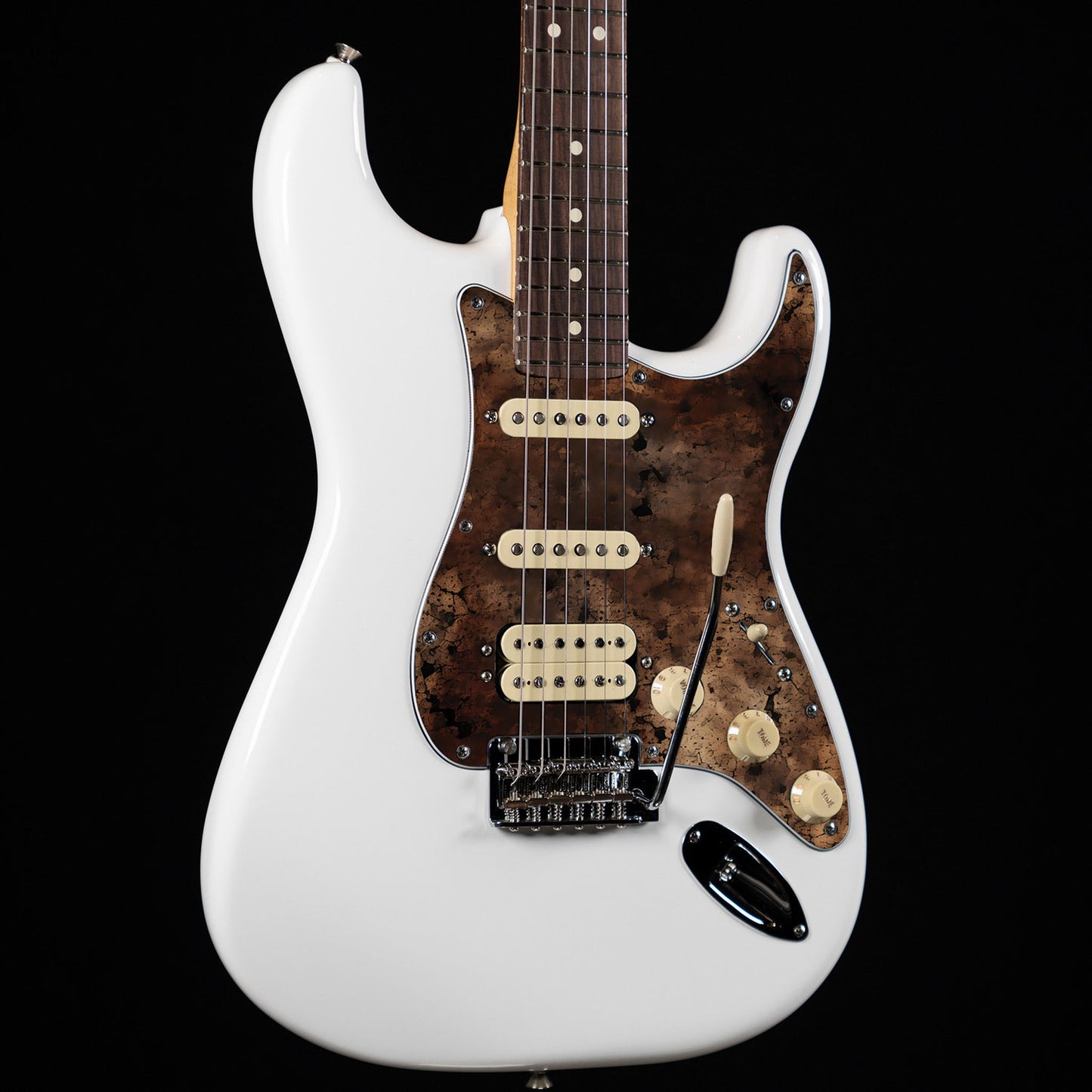 Egyedi Fender Stratocaster gitár koptató sötét, repedezett textúrával, barnás-vöröses tónusokkal és égett hatású mintázattal