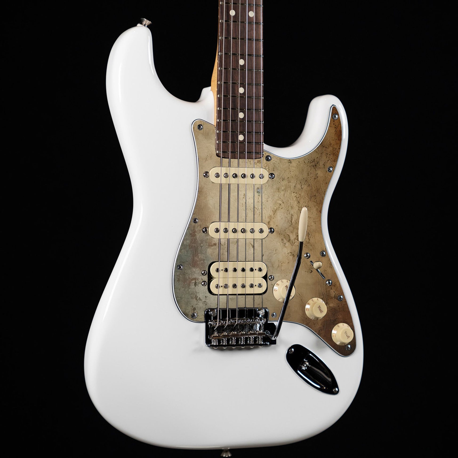 Egyedi Fender Stratocaster gitár koptató antik bronz textúrával, sötét patinás árnyalatokkal és mély rozsdafoltokkal