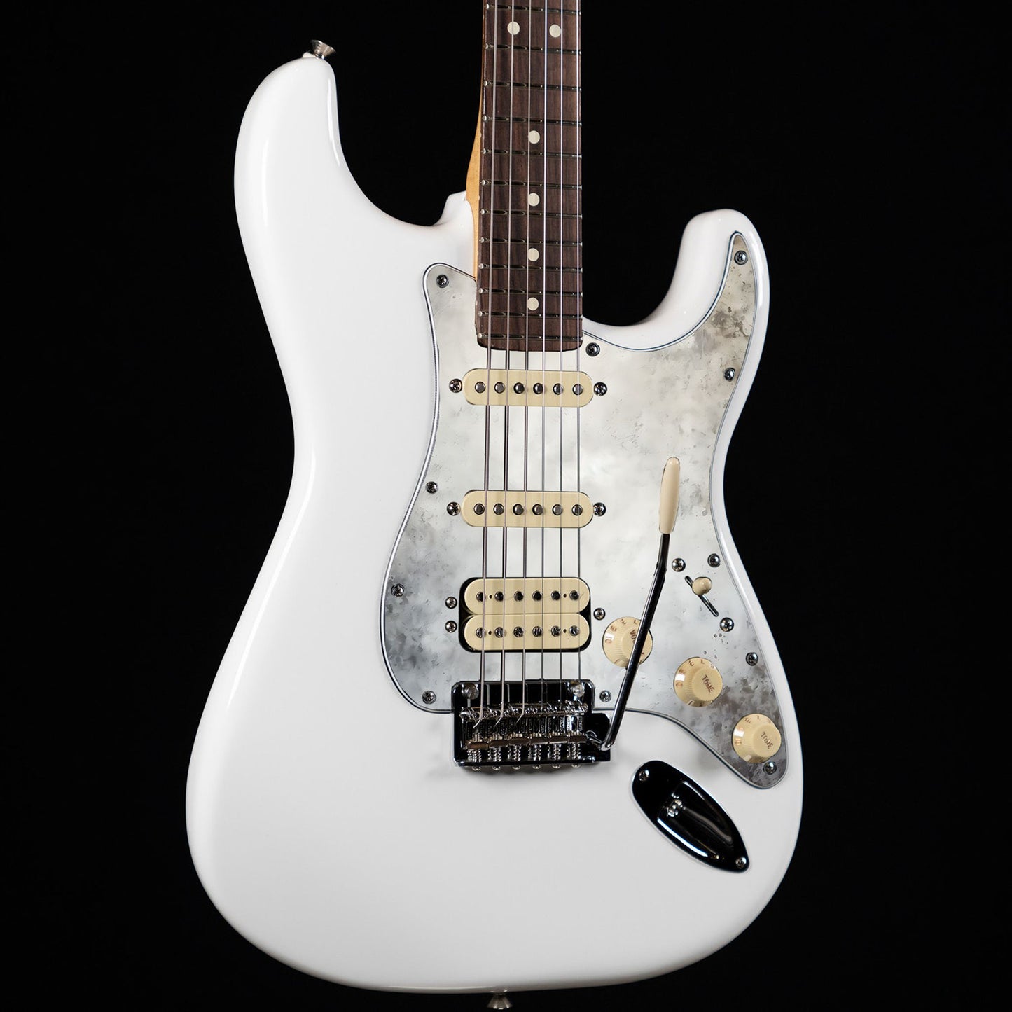 Egyedi Fender Stratocaster gitár koptató matt szürke felülettel, finom füstös textúrával és enyhe oxidált foltokkal