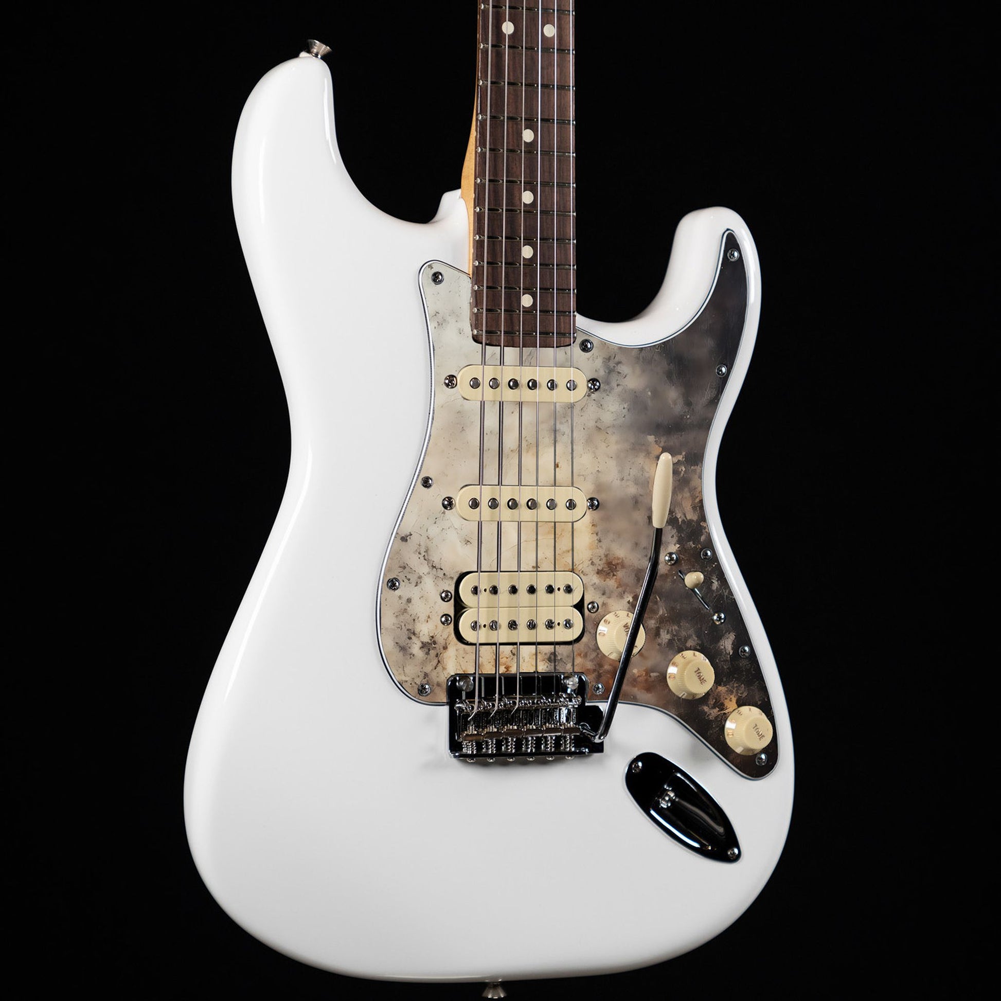 Egyedi Fender Stratocaster gitár koptató füstös hatású textúrával, bézs és fekete árnyalatokkal, valamint finom rozsdafoltokkal