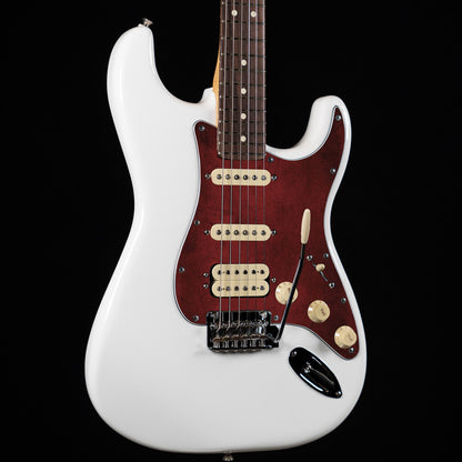 Egyedi Fender Stratocaster gitár koptató mélybordó vászonhatású textúrával, finom árnyalatváltásokkal és letisztult vintage stílussal