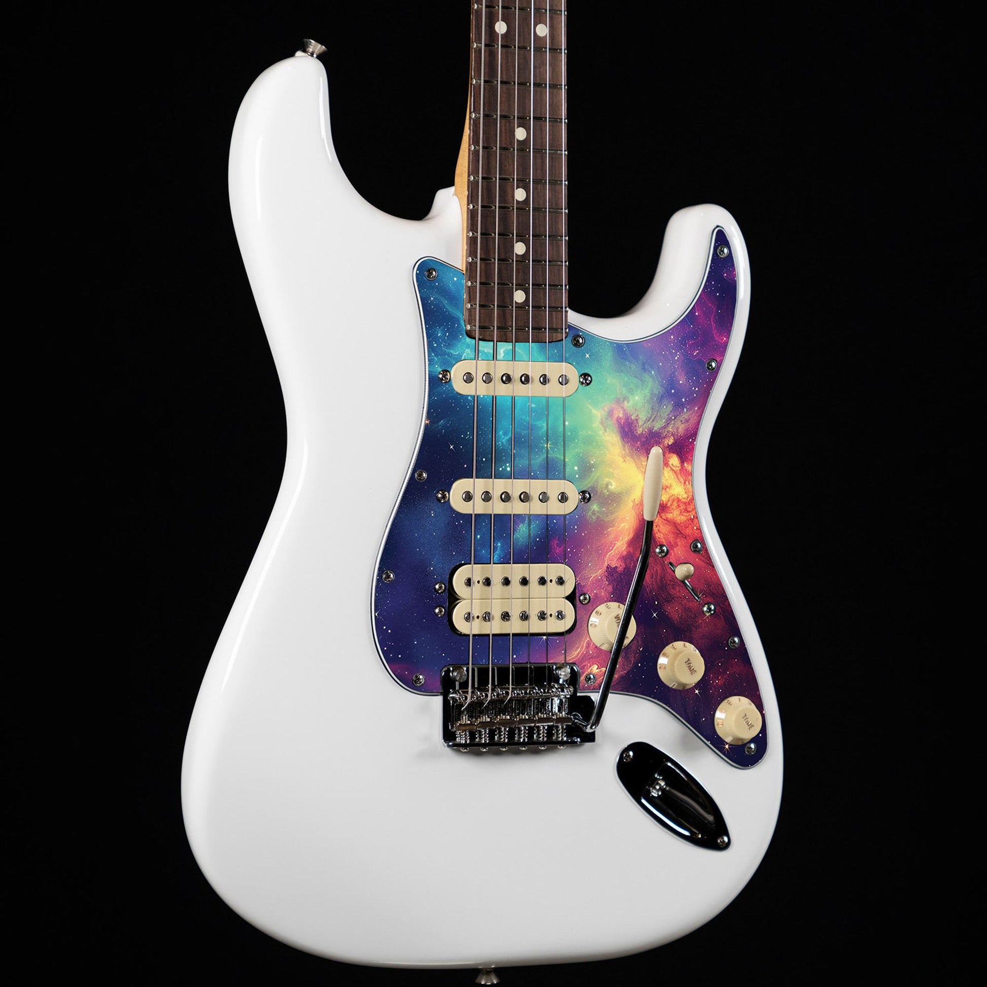Egyedi Fender Stratocaster gitár koptató vibráló galaxis mintázattal, élénk rózsaszín, narancs és kék ködfelhőkkel és csillagokkal