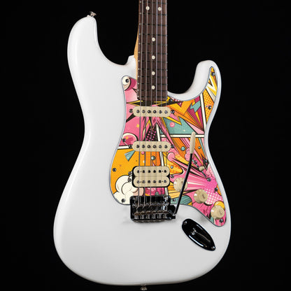 Egyedi Fender Stratocaster gitár koptató színes képregény stílusú grafikával, dinamikus vonalakkal és élénk színekkel