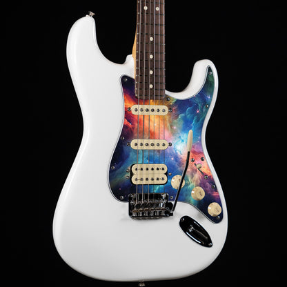 Egyedi Fender Stratocaster gitárkoptató színes galaxis mintázattal, élénk narancs, kék és lila ködfelhőkkel és ragyogó csillagokkal