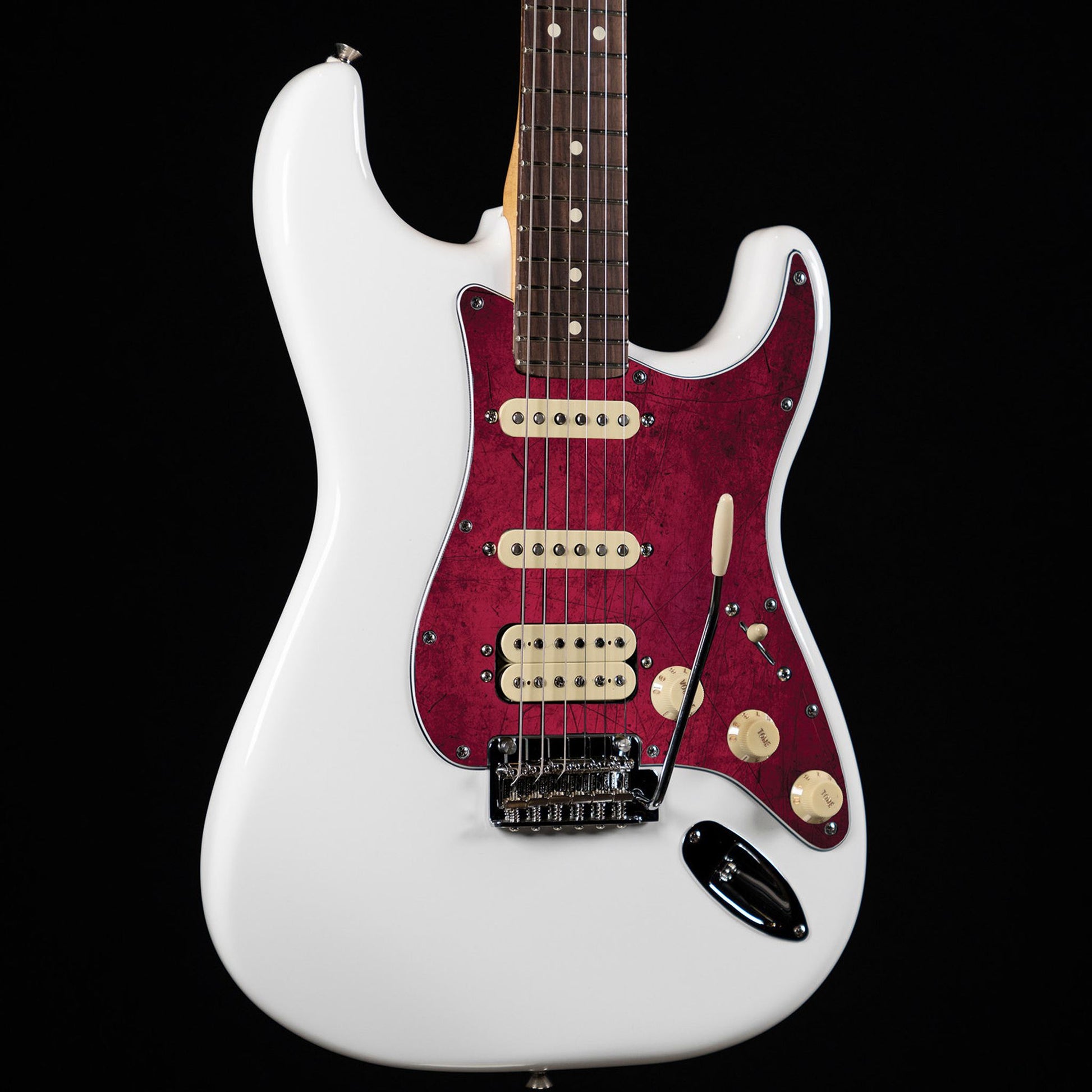 Egyedi Fender Stratocaster gitár koptató élénk bordó árnyalatokkal, karcos felületi mintázattal és karakteres vintage megjelenéssel