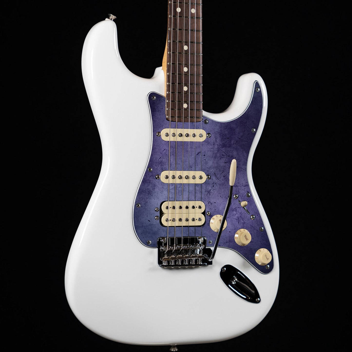 Egyedi Fender Stratocaster gitár koptató mélylila árnyalatokkal, finoman karcos felülettel és visszafogott vintage stílussal