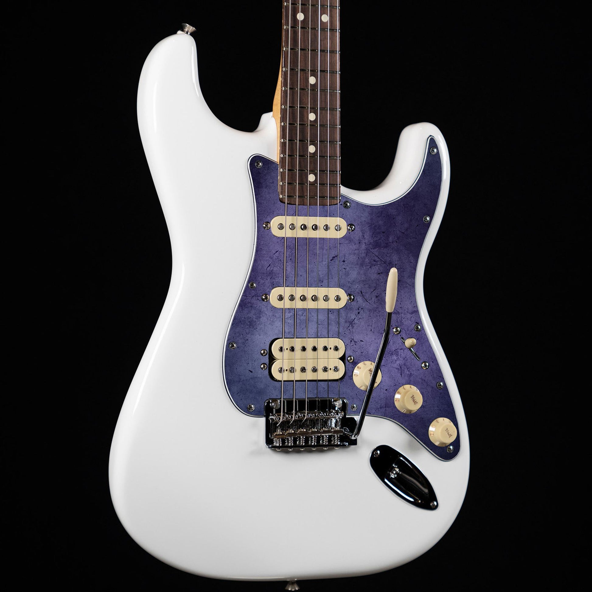 Egyedi Fender Stratocaster gitár koptató mélylila árnyalatokkal, finoman karcos felülettel és visszafogott vintage stílussal