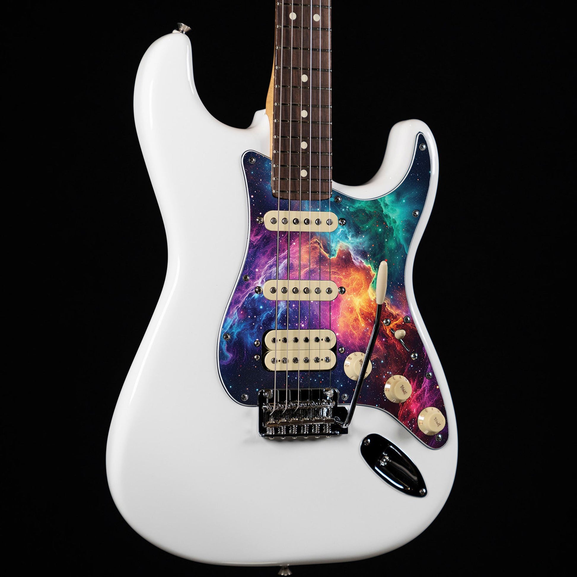 Egyedi Fender Stratocaster gitár koptató élénk galaxis mintázattal, vibráló lila, narancs és kék ködfelhőkkel és ragyogó csillagokkal