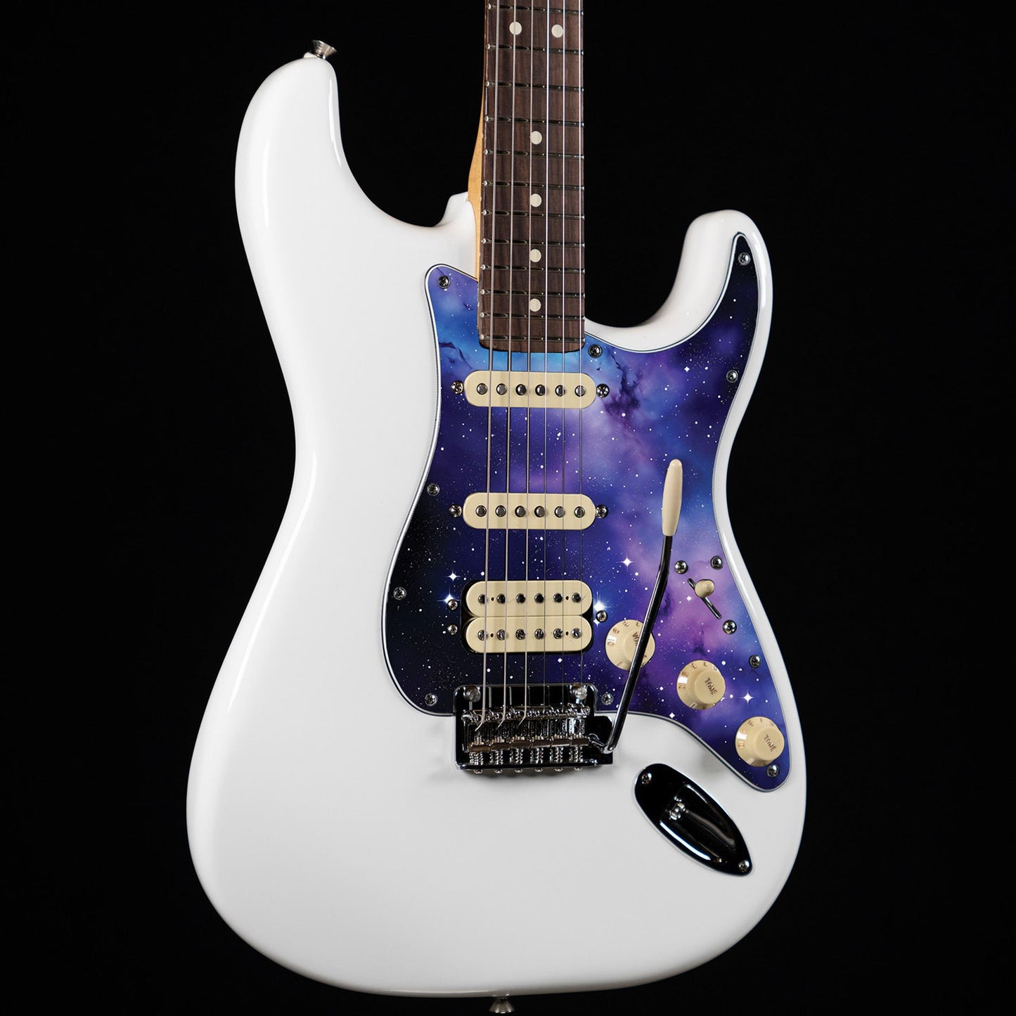 Egyedi Fender Stratocaster gitár koptató lila-kék galaxis mintázattal, ragyogó csillagokkal és ködös űrhatással a kozmikus megjelenésért