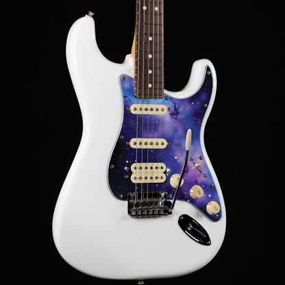 Egyedi Fender Stratocaster gitár koptató lila-kék galaxis mintázattal, ragyogó csillagokkal és ködös űrhatással a kozmikus megjelenésért