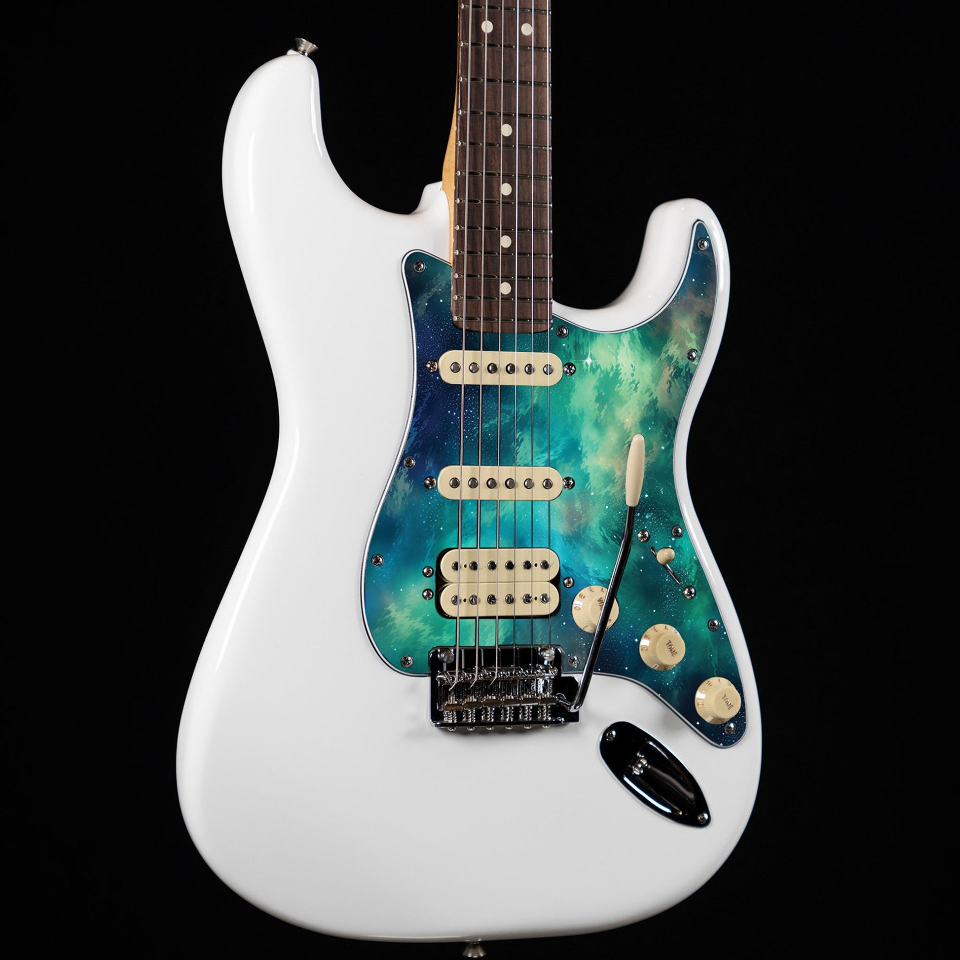 Egyedi Fender Stratocaster gitár koptató élénk zöldes-kék galaxis mintázattal, kavargó ködfelhőkkel és szórtan ragyogó csillagokkal