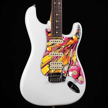 Egyedi Fender Stratocaster gitár koptató képregény ihlette robbanásszerű grafikával, vibráló színekkel és lendületes vonalakkal