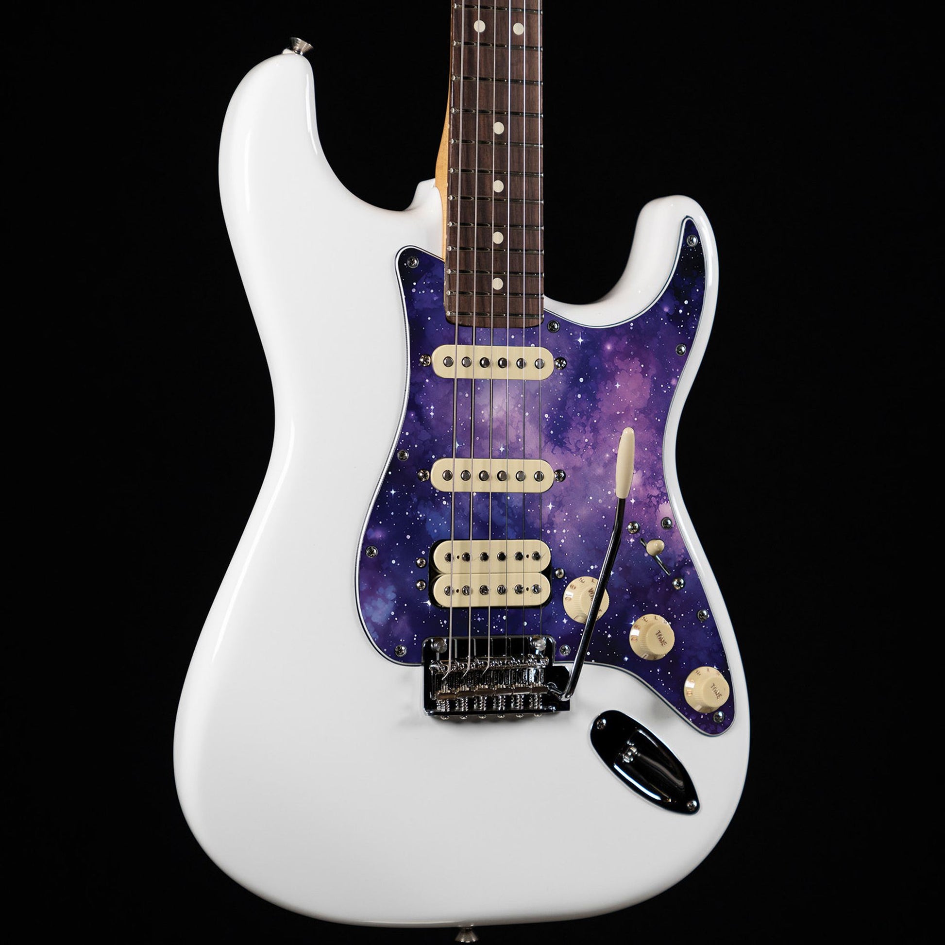 Egyedi Fender Stratocaster pickguard lila galaxis mintázattal, ragyogó csillagokkal és ködös űrhatással a kozmikus megjelenésért