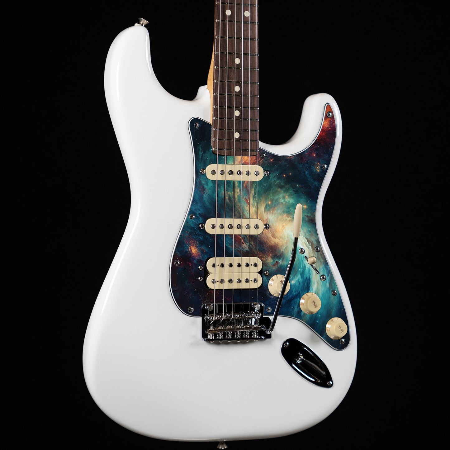 Egyedi Fender Stratocaster gitár koptató örvénylő galaxis mintázattal, mélykék és arany árnyalatokkal, valamint szórtan ragyogó csillagokkal