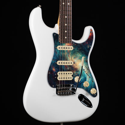 Egyedi Fender Stratocaster gitár koptató örvénylő galaxis mintázattal, mélykék és arany árnyalatokkal, valamint szórtan ragyogó csillagokkal