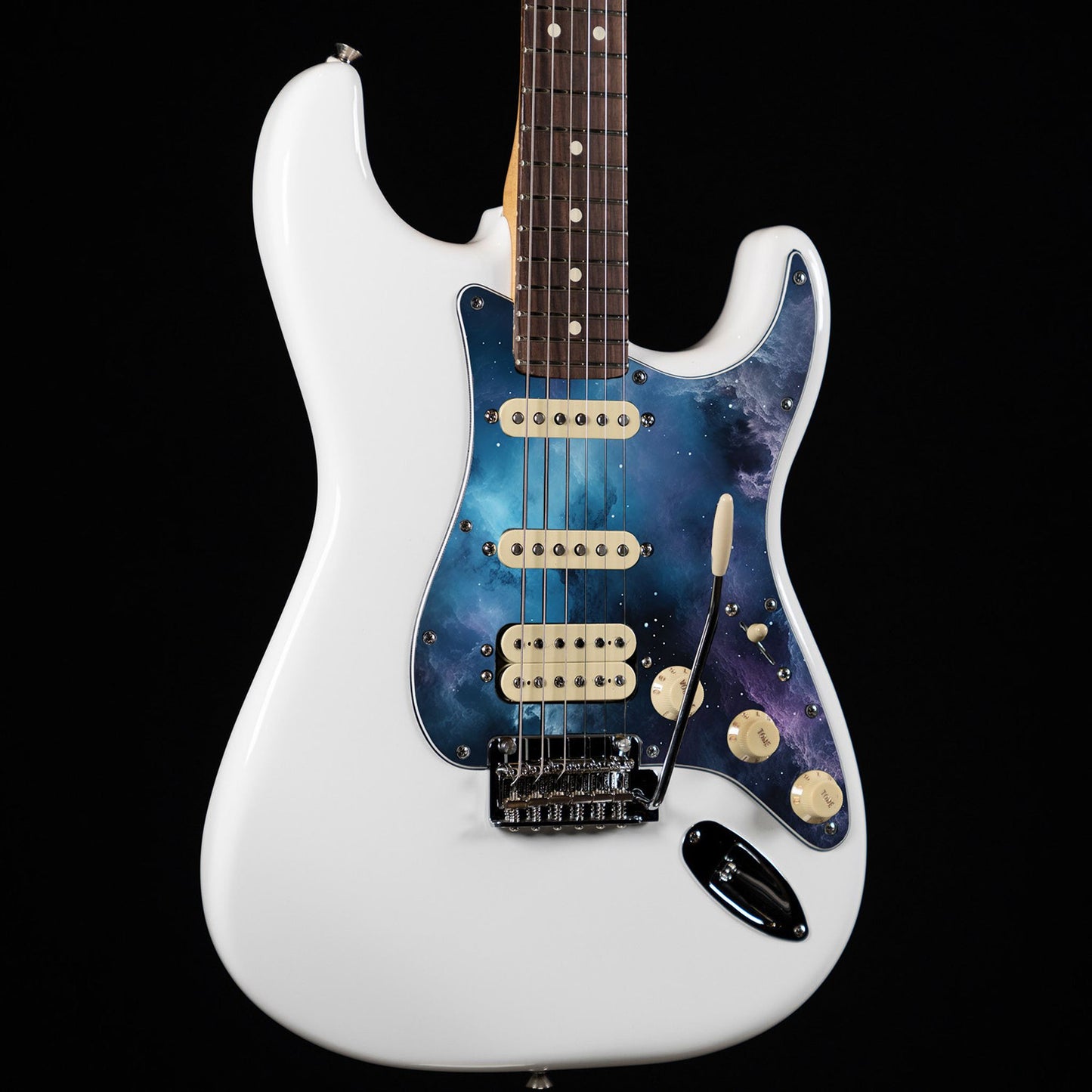 Egyedi Fender Stratocaster gitár koptató kozmikus mintázattal, kékes-lilás árnyalatokkal és csillagokkal díszített galaxis hatással