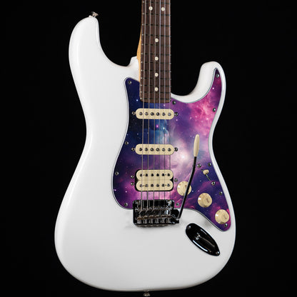 Egyedi Fender Stratocaster gitár koptató látványos galaxis mintázattal, rózsaszínes-lilás ködfelhőkkel és csillagokkal díszített űrhatással