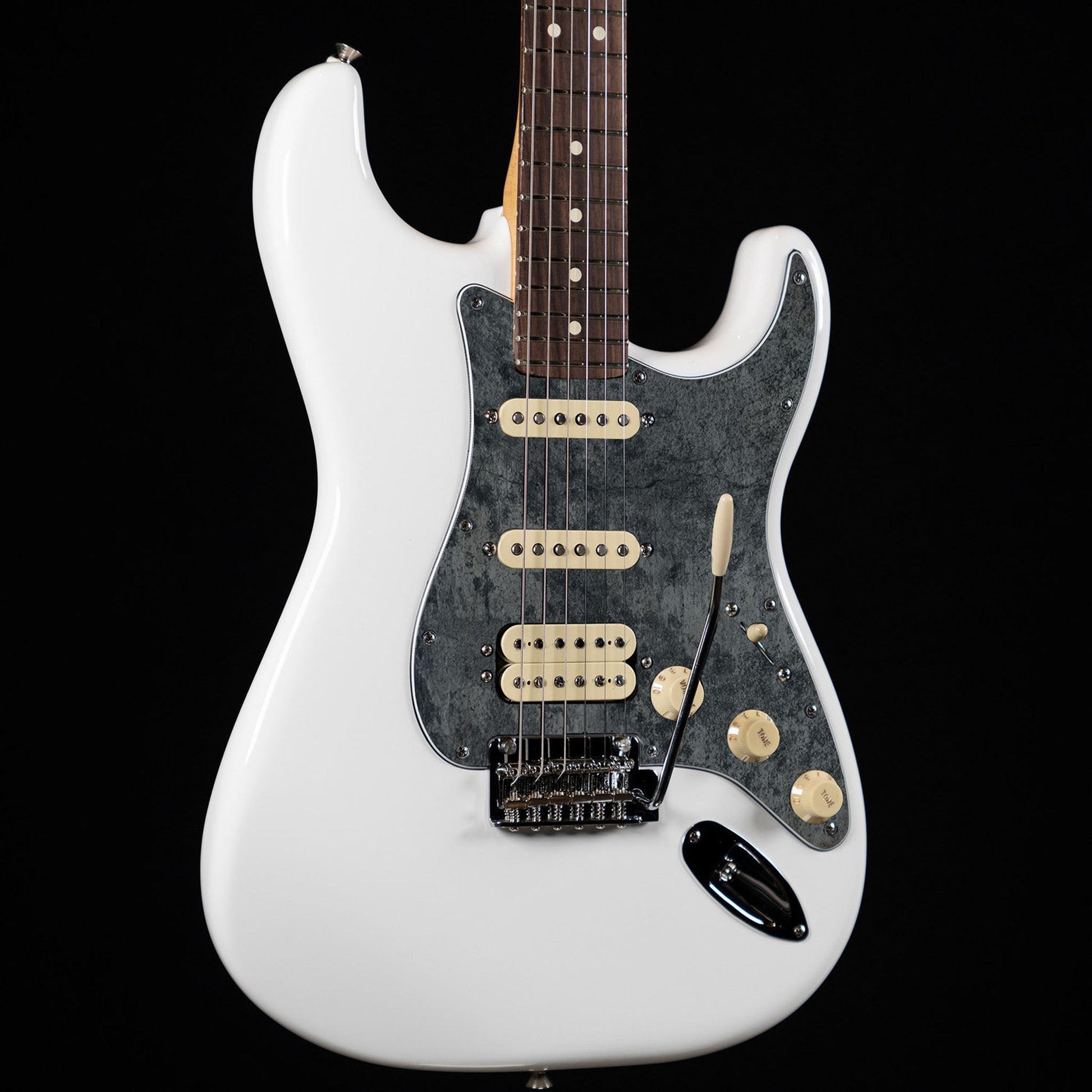 Egyedi Fender Stratocaster gitár koptató grafitszürke tónusokkal, patinás felülettel és finom karcolásokkal