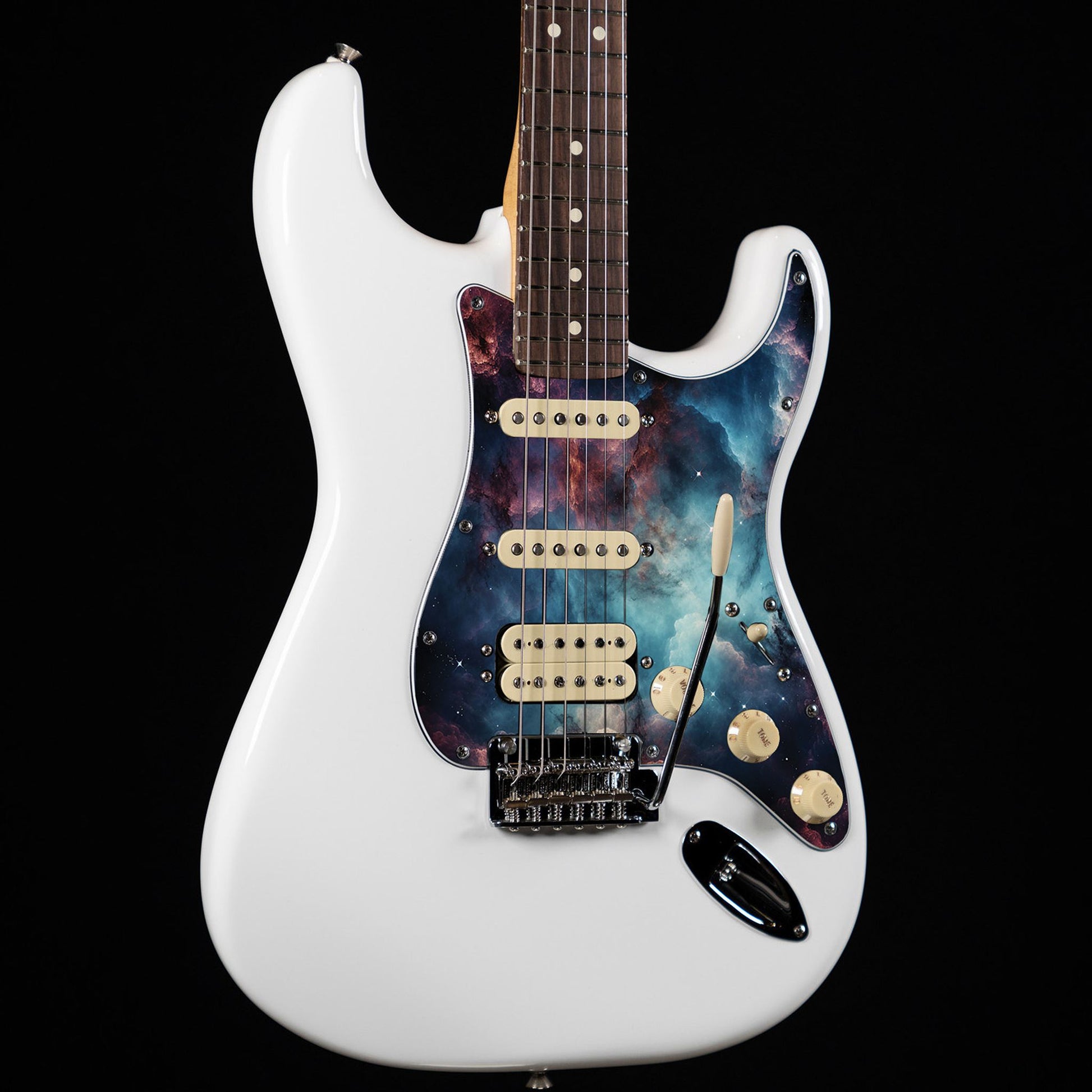 Egyedi Fender Stratocaster gitárkoptató kék és bordó galaxis mintázattal, kavargó ködfelhőkkel és finoman szórt csillagokkal