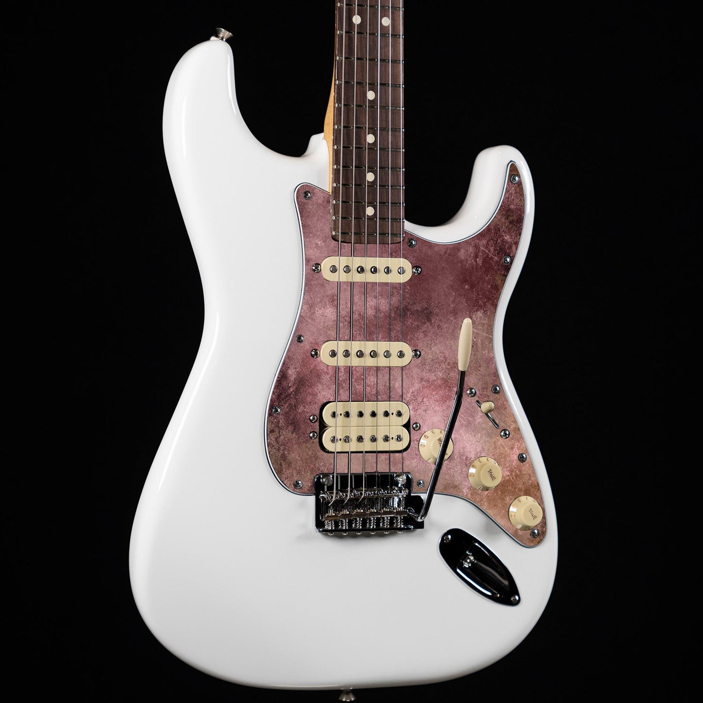 Egyedi Fender Stratocaster gitár koptató mélybordó tónusokkal, oxidált foltokkal és vintage hatású textúrával