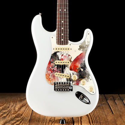 Egyedi Fender Stratocaster gitár koptató piros kimonót viselő japán nő portréjával, virágdíszítéssel és pagodával a háttérben