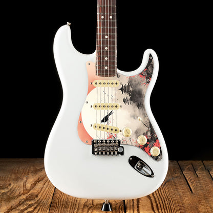 Egyedi Fender Stratocaster gitár koptató vörös virágzó fával, ágon ülő madárral és ködös folyóparti tájképpel a háttérben