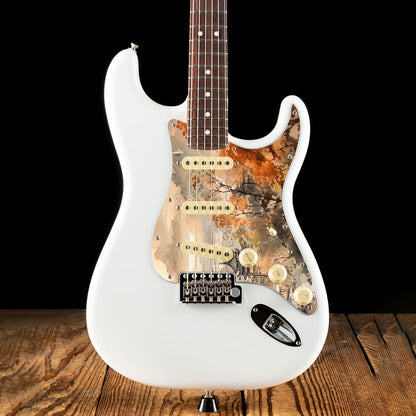 Egyedi Fender Stratocaster gitár koptató őszi színekben pompázó fákkal, hagyományos pagodákkal és ködbe burkolózó hegyekkel