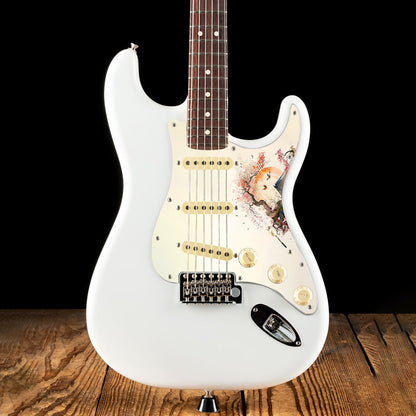 Egyedi Fender Stratocaster gitár koptató ívelt cseresznyefával, távoli hegycsúccsal és naplementében repülő madarakkal