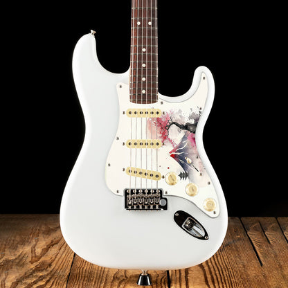 Egyedi Fender Stratocaster gitár koptató hófödte hegycsúccsal, cseresznyevirágzó fákkal és pagodával a ködös tájban