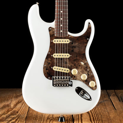 Egyedi Fender Stratocaster gitár koptató sötét, repedezett textúrával, barnás-vöröses tónusokkal és égett hatású mintázattal