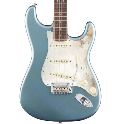 Egyedi Fender Stratocaster gitár koptató matt fehér felülettel, finom rozsda- és kopásnyomokkal a vintage hatásért