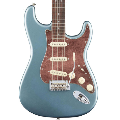 Egyedi Stratocaster gitár koptató patinás, kopott fémes megjelenéssel, amely egyedi stílust ad a gitárnak