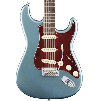 Egyedi Fender Stratocaster gitár koptató mélybordó vászonhatású textúrával, finom árnyalatváltásokkal és letisztult vintage stílussal