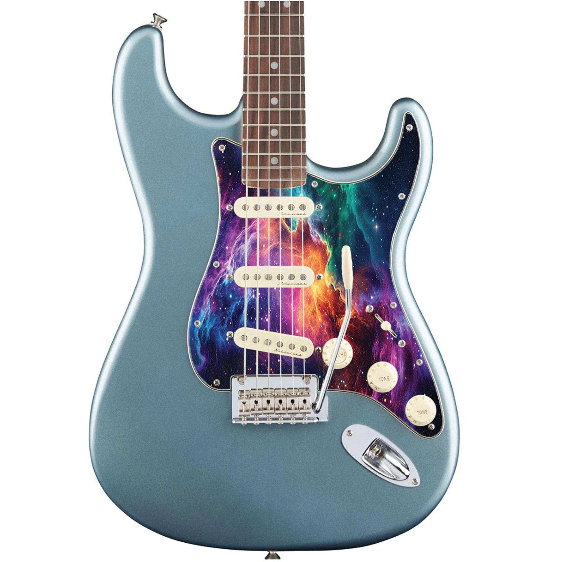 Egyedi Fender Stratocaster gitár koptató élénk galaxis mintázattal, vibráló lila, narancs és kék ködfelhőkkel és ragyogó csillagokkal