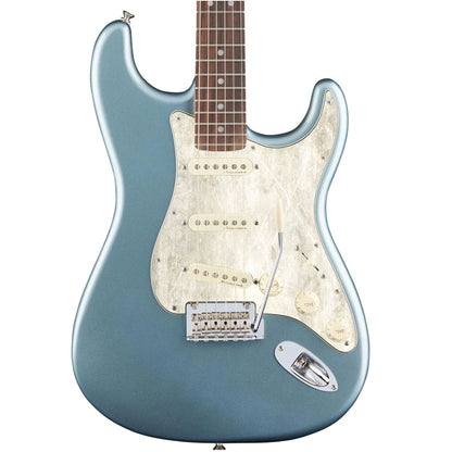 Egyedi Fender Stratocaster gitár koptató halvány krémszínű tónusokkal, enyhe kopásokkal és természetes textúrával