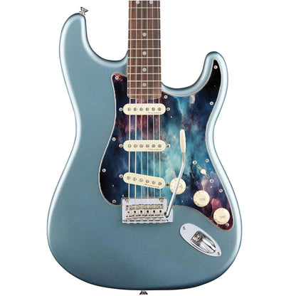 Egyedi Fender Stratocaster gitárkoptató kék és bordó galaxis mintázattal, kavargó ködfelhőkkel és finoman szórt csillagokkal