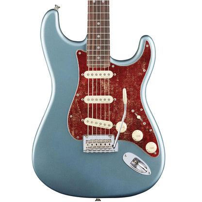 Egyedi Fender Stratocaster gitár koptató mélypiros tónusokkal, vintage hatású felülettel és rusztikus mintázattal