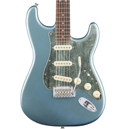 Egyedi Fender Stratocaster gitár koptató matt zöld tónusokkal, finom kopásokkal és vintage hatású mintázattal