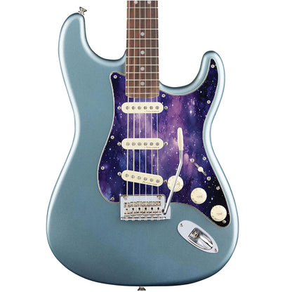 Egyedi Fender Stratocaster pickguard lila galaxis mintázattal, ragyogó csillagokkal és ködös űrhatással a kozmikus megjelenésért