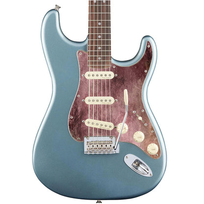 Egyedi Fender Stratocaster gitár koptató mélybordó tónusokkal, oxidált foltokkal és vintage hatású textúrával