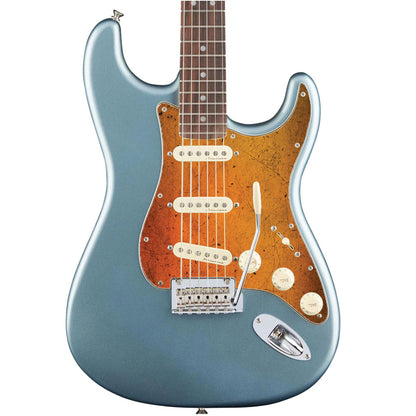 Egyedi Fender Stratocaster gitár koptató élénk narancssárga tónusokkal, karcos felületi mintázattal és retró hatású megjelenéssel