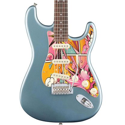 Egyedi Fender Stratocaster gitár koptató színes képregény stílusú grafikával, dinamikus vonalakkal és élénk színekkel