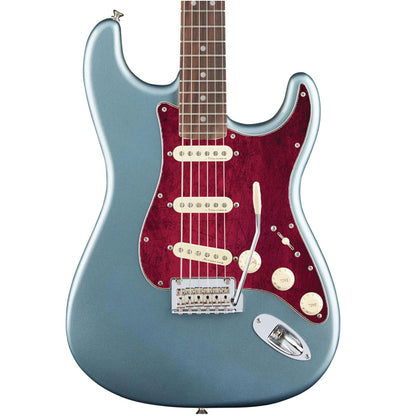 Egyedi Fender Stratocaster gitár koptató élénk bordó árnyalatokkal, karcos felületi mintázattal és karakteres vintage megjelenéssel