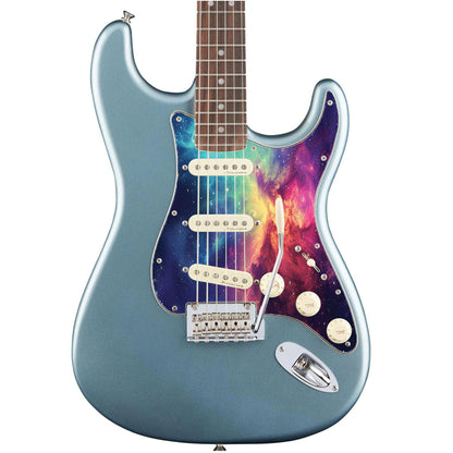 Egyedi Fender Stratocaster gitár koptató vibráló galaxis mintázattal, élénk rózsaszín, narancs és kék ködfelhőkkel és csillagokkal