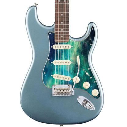Egyedi Fender Stratocaster gitár koptató élénk zöldes-kék galaxis mintázattal, kavargó ködfelhőkkel és szórtan ragyogó csillagokkal