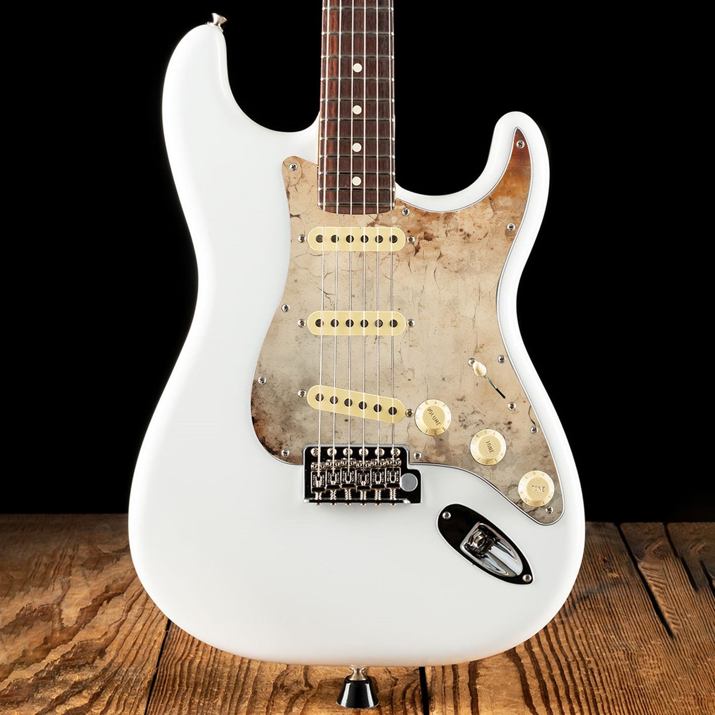 Egyedi Fender Stratocaster gitár koptató repedezett, antikolt felülettel, halvány bézs tónusokkal és sötétebb foltokkal