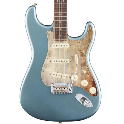 Egyedi Fender Stratocaster gitárkoptató rozsdásodó fémhatással, fakó bézs tónusokkal és mély narancsos oxidált foltokkal