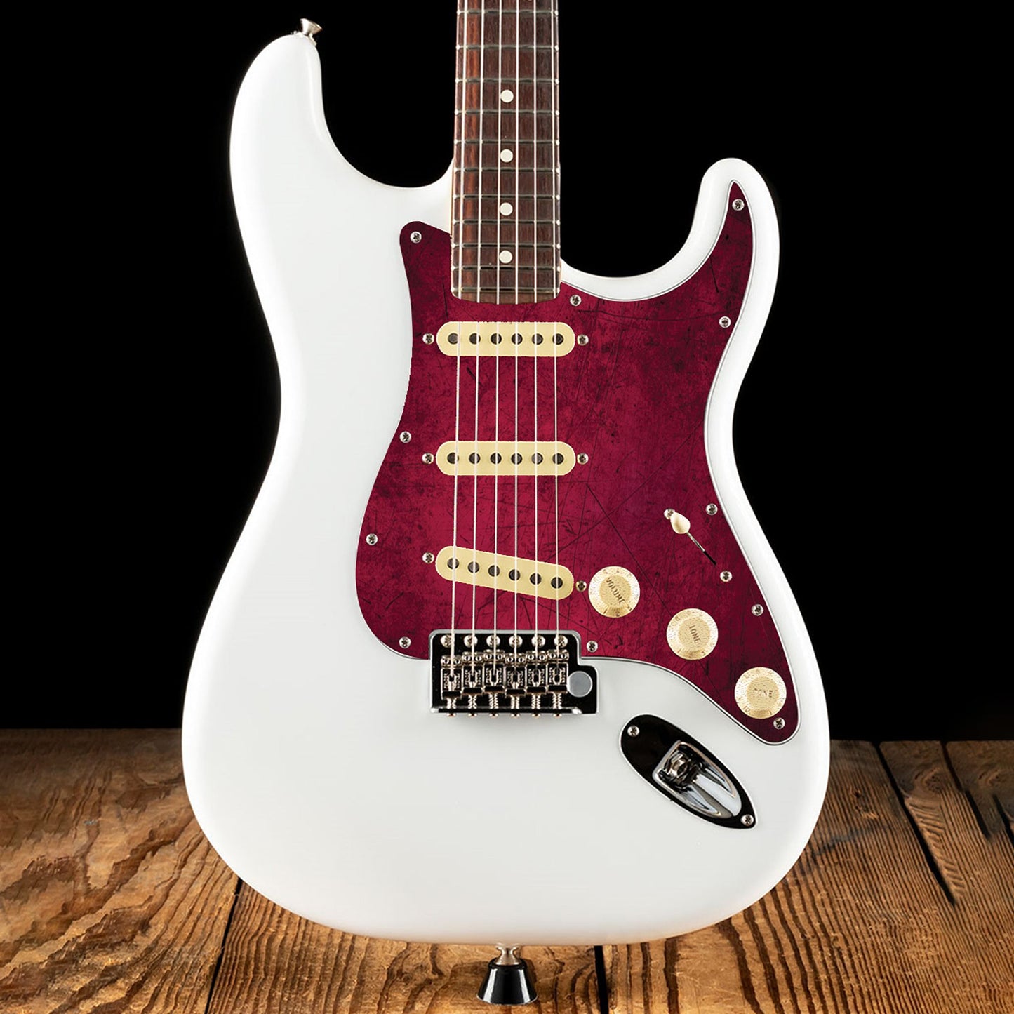 Egyedi Fender Stratocaster gitár koptató élénk bordó árnyalatokkal, karcos felületi mintázattal és karakteres vintage megjelenéssel